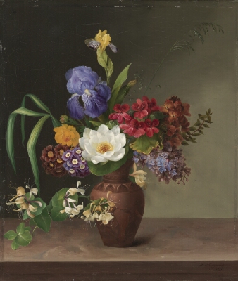 Vase i græsk stil med iris, syren og kaprifolium